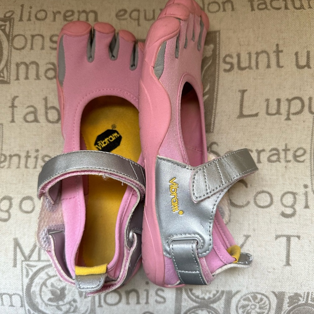 VIBRAM five finger shoes, women’s size 8/EU 39  Wide, Pink